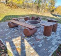 A Martine na Stráňach, egy kicsit a háztól, találsz egy szabadtéri tűzrakóhelyet fa padokkal.