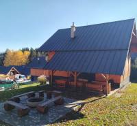 Ház a Stráne utcában, Martinban, ülőhellyel és tűzrakóhellyel, természet által körülvéve.