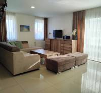 Nappali a faházban kanapéval, televízióval és fa dekorációjú padlóval.