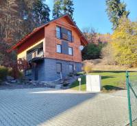 Egy őszi környezetben, a martini Stráňán található házikó, fákkal és természettel körülvéve.