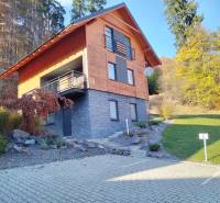 Házikó Mártonban, a Stráne városrészben, kőburkolattal, fa dekorációval és parkolóhellyel.