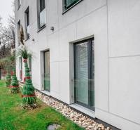 Az épület homlokzata a Pozsony-Újvárosban található Odborárska utcán, rendezett zöldterülettel.