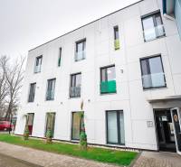 A pozsonyi Újvárosban, az Odborárska utcai irodák külseje zöld gyepes területtel.