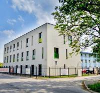 Irodaház a Pozsony-Újvárosban, az Odborárska utcában, zöldövezetben.