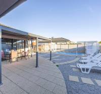 Családi ház Dunaszerdahelyen terasszal, pavilonnal és medencével.