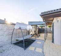 Családi ház Dunaszerdahelyen terasszal, szabadtéri edzőteremmel és hintával.