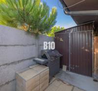 Kert grillel és fa pavilonnal a családi ház mellett, Most pri Bratislavában.