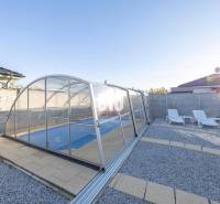 Családi ház kertje Medzibrodjéban medencével és napozóágyakkal.