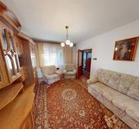 Nappali egy családi házban klasszikus nappali szekrénnyel és szőnyeggel.