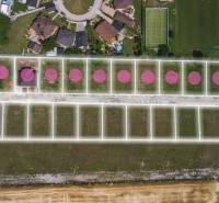 Légi felvétel a Horné Štitáre községben található lakóterületekről, tervezett parcellázással.