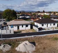 Lakások Felsőszitáron: Építés alatt álló ingatlanok, csendes környék, újonnan épített utak.