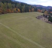 Hegyi táj rétekkel és erdőkkel a rekreációs területeken Lazy pod Makytou, Čertov.