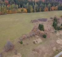 Erdőkkel körülvett rét a Rekreačné pozemkoch, Lazy pod Makytou, Čertov területén őszi tájjal.