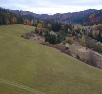 Dombos táj erdőkkel és házakkal a Rekreačných pozemkoch v Čertove, Lazy pod Makytou.