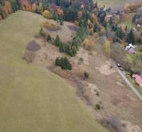 Légi felvétel a Čertove-i üdülőterületekről, Lazy pod Makytou, amelyeket természet és erdők vesznek körül.