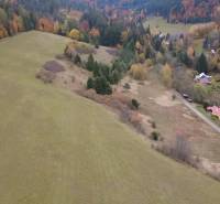 Őszi táj a Čertovói üdülőterületeken, Lazy pod Makytou, változatos flórával és élénk színekkel.