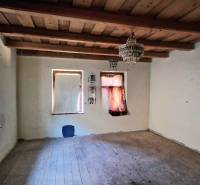 Szoba egy családi házban fa mennyezettel és fa dekorációjú padlóval.