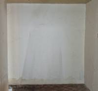 Családi ház belső tere sérült mennyezettel és padlóval, amelyen károsodás nyomai láthatók.