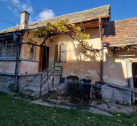 Családi ház a Zemplínska Teplica Körút utcáján verandával és kerttel.