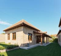 Családi ház a Zemplínska Teplica Körút utcában füves kerttel és terasszal.