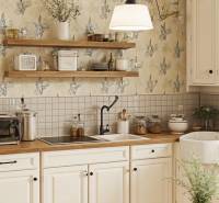Konyha családi házban virágos tapétával, fehér szekrényekkel és fa mintázatú padlóval.