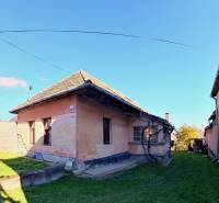 A Zemplínska Teplica-i Okružná utcai családi háznak ferde teteje és kertje van.