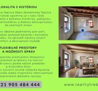 Családi ház elrendezése nappalival és berendezési vizualizációval, fa mennyezet.