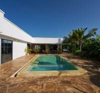 Fehér építészet medencével a zöldövezet közepén Paje-ban, Unguja déli régiójában.