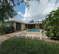 Egy medencés ház zöldövezetben, a Paje utcában, Unguja déli régiójában.