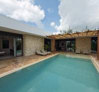 Házak építése Paje-ban, Unguja déli régiójában medencével és kőfalakkal a teraszon.