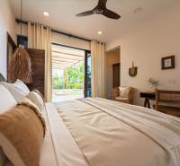 Hálószoba belső tér tágas ággyal és kilátással a teraszra, házépítés.