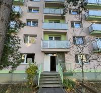 A Vajanského utcai erkélyes társasházban egy 3 szobás lakás eladó.