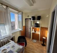 Ebédlő egy 3 szobás lakásban, fa dekoros padlóval és nyitott ablakkal.