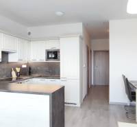 Konyha és étkező sarok egy kétszobás lakásban fa dekoros padlóval.