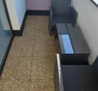 Erkély ülőhellyel egy kétszobás lakásban a Predmerského utcában, Trencsénben.