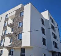 A galántai Sport utcai lakóépület külső része, világos falú homlokzat.