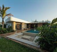 Családi ház Paje-ban, Unguja déli régiójában, medencével, buja növényzettel és burkolattal körülvéve.