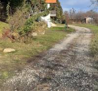 Felső Jablonóc rekreációs telkek Jablonócon egy kis ház melletti járdával és fákkal.