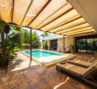 Egy családi ház kertje a Paje utcában, Unguja South régióban, medencével és napozóágyakkal.