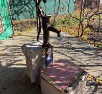 Vízszivattyú a Közép utcai kertekben Pozsony-Ružinovban ősszel.