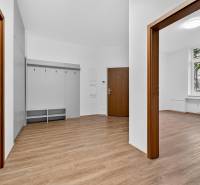 Egy 4 szobás lakás belső tere fa dekor padlóval és nagy ablakkal.