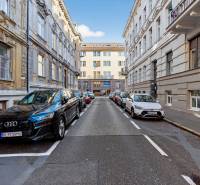 Gunduličova utca Pozsonyban - Óváros parkoló autókkal.