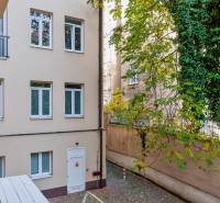 Kilátás egy lakóház udvarára a pozsonyi Gunduličova utcában - Óváros.