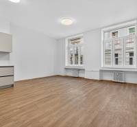 Konyha egy 4 szobás lakásban, fa dekoros padlóval és világos falakkal.