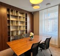 Irodák fa bútorokkal és konferenciaasztallal, fa dekorációjú padlóval.