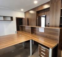 Irodák fa dekorációjú bútorokkal és beépített polcokkal.