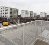 Kilátás az erkélyről az Ivánska úton, Pozsony-Ružinovban, lakóházakkal körülvéve.