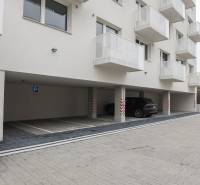 Parkolás a lakóház alatt az Ivánska úton, Pozsony - Ruzsinov.