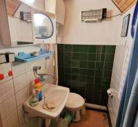 Fürdőszoba a faházban mosdóval, WC-vel és fa dekoros padlóval.