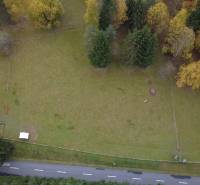 Rekreációs telkek Lazy pod Makytou, Čertov, fákkal körülvéve és aszfaltos bekötőúttal.